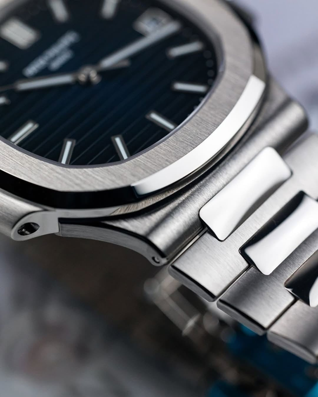 Patek Philippe Nautilus (Japan 1st) Blue Dial Silver Color Strap Quartz Movement Dated Watch