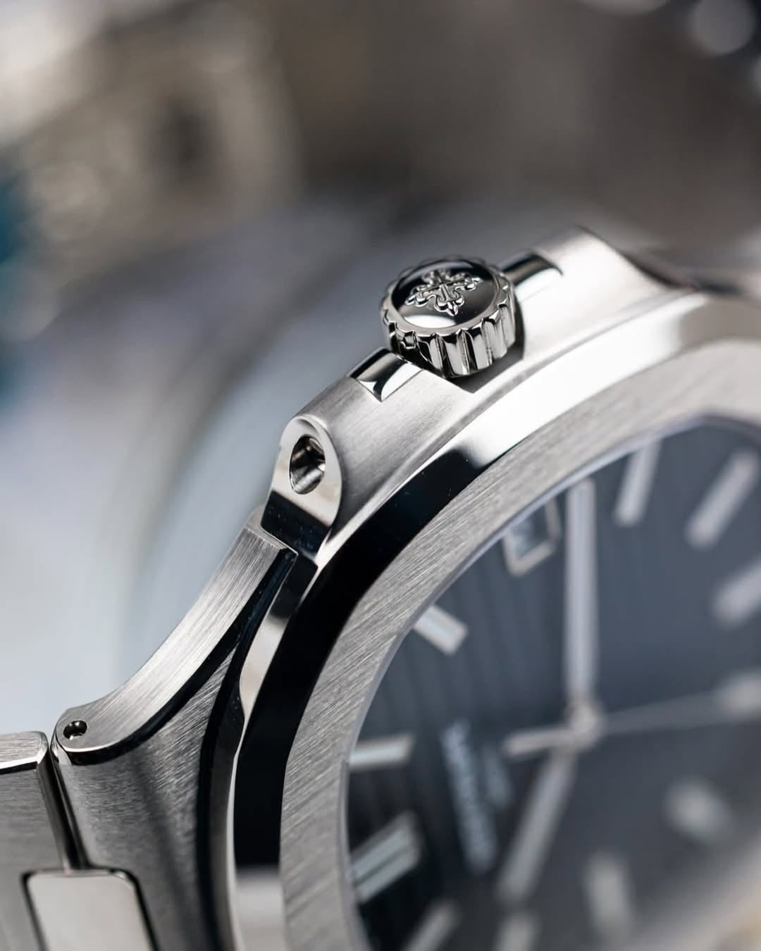 Patek Philippe Nautilus (Japan 1st) Blue Dial Silver Color Strap Quartz Movement Dated Watch