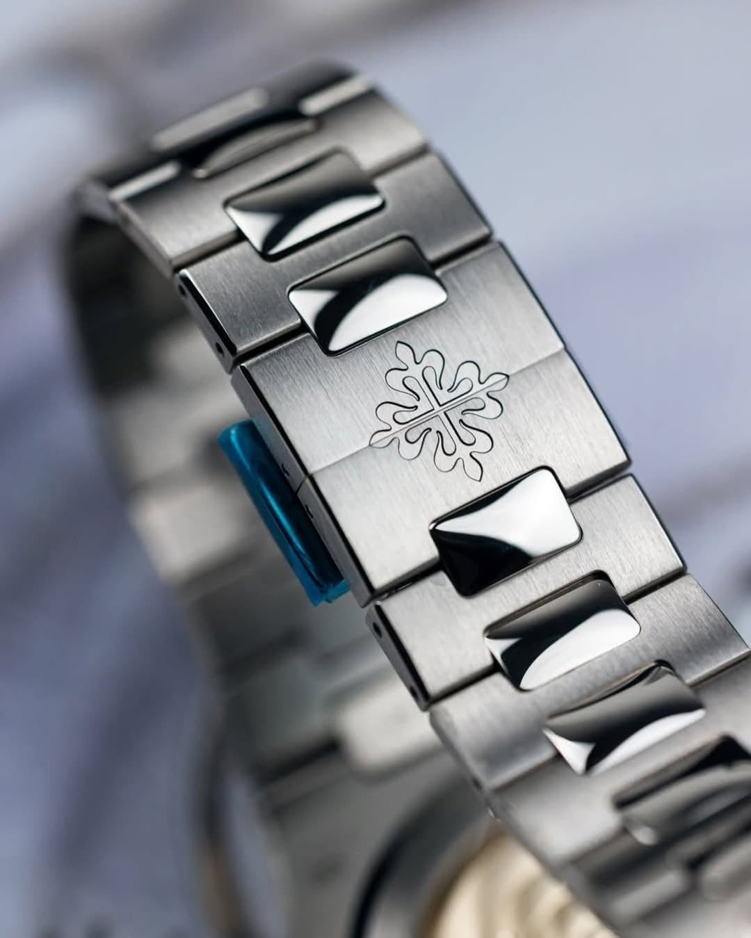 Patek Philippe Nautilus (Japan 1st) Blue Dial Silver Color Strap Quartz Movement Dated Watch